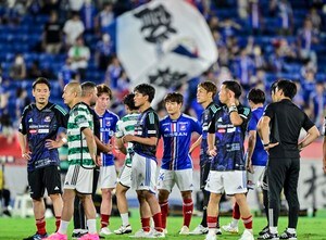 「普通に日本にいる」マンCのハーランドらの日本到着映像公開で、「強者感ヤバいw」など話題沸騰！ 漢字使用のロンTも「似合いすぎる」と注目集めるの画像