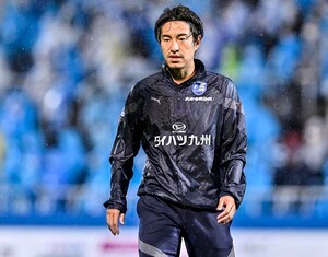 「まさかのグルージャ入り⁉️」サッカー元日本代表・金崎夢生と来季J3のいわてグルージャ盛岡・秋田豊社長の「意味深な握手写真」公開！ SNS上では「ネタなのかガチなのか…」と大騒ぎにの画像
