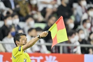 サッカーの新テクノロジー「半自動オフサイド・システム」とは何か(1)人間業とは思えない副審の「オフサイド判定」とトレーニングの画像