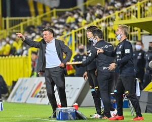 VAR映像は見たくない！ 柏―札幌で飛び出たかわいすぎる“目隠しミシャ”の画像