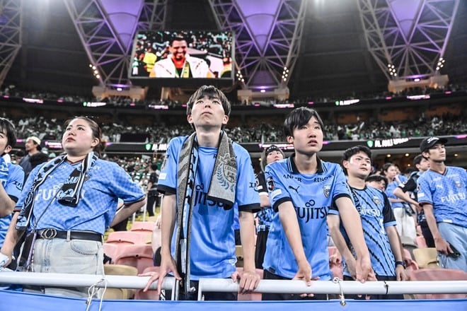 【サポーターアルバム】ACLE決勝で敗退した川崎サポーターの涙の姿……試合後、現地で感情を爆発させたサポーター写真51枚「アル・アハリー川崎フロンターレ」の画像033