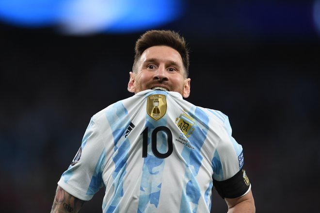 「なんて美しい」「GKにしか見えない」FWリオネル・メッシの新ユニフォーム姿に賛否両論！ カタールワールドカップに向けたアルゼンチン代表のアウェイユニに、現地ファンがさまざまな意見の画像