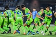 「スーパーヒーローのお二人」元サッカー日本代表・前園真聖氏が"キングカズ"との2ショットを公開！ レジェンドの共演にファン歓喜「私には御守りレベルです」の画像