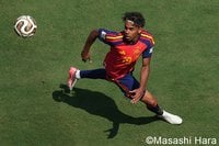 ｢すでに足速い｣｢今大会のヒーロー｣話題沸騰“可愛すぎるヤマル弟”ケインくんのW杯優勝後の猛ダッシュ＆兄弟抱擁シーンが話題！｢めちゃ可愛くて、エンタメ能力抜群｣