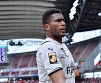 ｢仲間だ！ジェジ！｣｢最高かよ！｣川崎の黄金期を支えた鉄壁ブラジル人DFが日本代表ユニ着用で共闘＆国歌斉唱！｢谷口彰悟の隣にはジェジエウがいるんだな｣