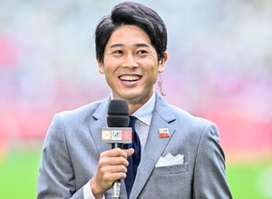 「なんて素敵な再会」「胸熱なシーン」サッカー元日本代表・内田篤人氏が元日本代表監督とカタールワールドカップ・コスタリカ戦の観客席で再会！ 7万いいねが付いた、3枚の2ショットの画像