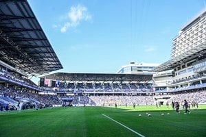 胸熱の3ショット！ 長崎出身の福山雅治がV･ファーレン長崎の8年ぶりJ1昇格を祝福！｢更なる高みへと！｣の言葉に続けて“お宝写真”を3連投！｢素晴らしいお写真をお持ちで｣の画像