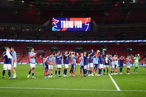 ｢勝利の女神健在!｣日本代表の聖地ウェンブリーでの歴史的勝利を“新婚美女”が現地観戦！ ユニフォームショット公開に｢可愛いです♪｣｢また女神世界がザワつくぞ｣の画像