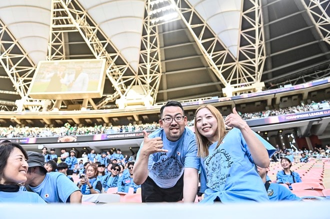 【サポーターアルバム】アジア青覇を果たすべく700人の川崎サポーターがACLE決勝に駆け付けた！ 現地で声援を送ったサポーター写真72枚「アル・アハリー川崎フロンターレ(2)」の画像033