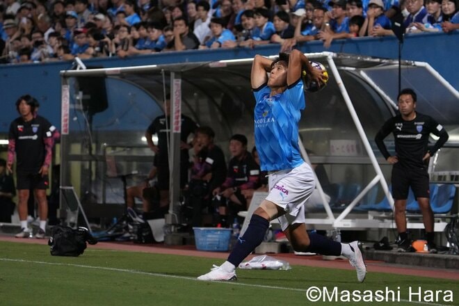 18位と19位の裏天王山！勝負を決めたJリーグ9月デビューの｢打ってよし投げてよし｣21歳大学生、最後まで｢共に戦う覚悟を示した｣緑と青の勇者たち【横浜FCvs湘南ベルマーレ】激闘PHOTOギャラリーの画像003