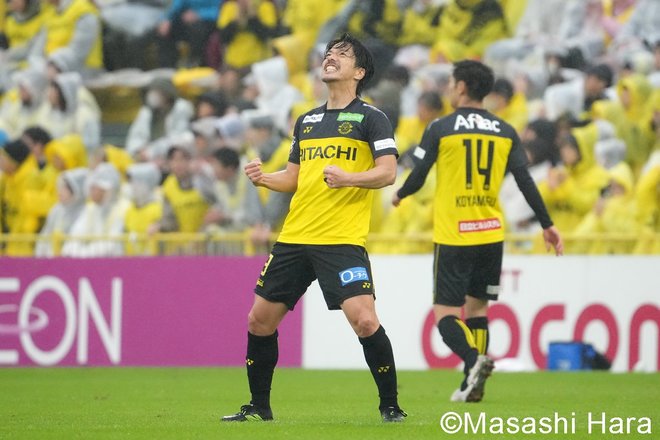 雨の日立台で“太陽王”が勝ち名乗り！ 山田雄士がミドル弾＆仲間隼斗が2点目！ 柏が首位に勝点差1肉薄の勝利にリカ将も興奮！ 横浜FCは失意の敗戦…【柏レイソルvs横浜FC】激闘PHOTOギャラリーの画像007
