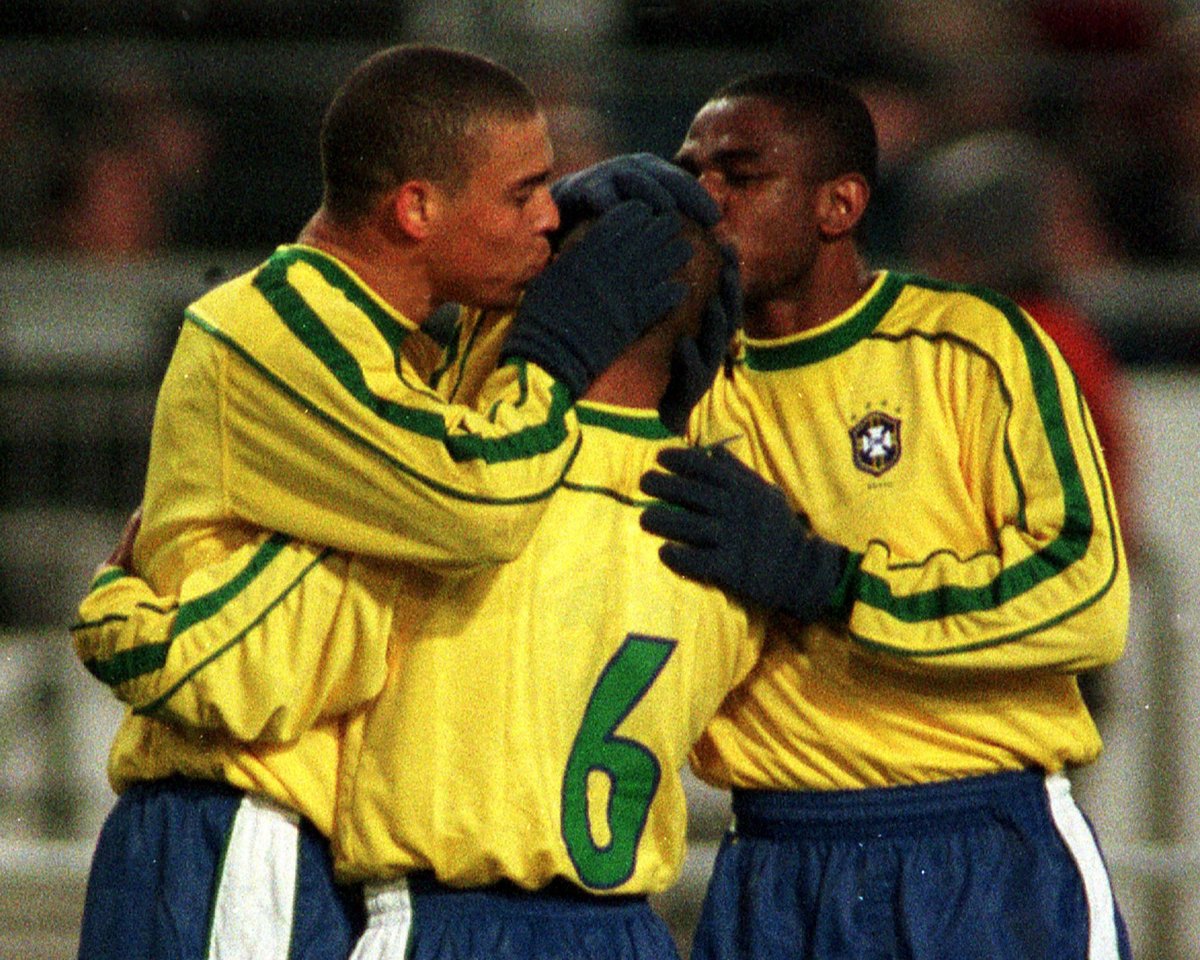 悪魔の左足」と「元祖ロナウド」が再会! ブラジル代表レジェンドの2