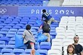 「さあみんな、ゴミを拾うよ！」U23サッカー日本代表のサポーターが、スペインに完敗後のスタジアムで「見せた姿＆響かせた声」……日本人らしさが詰まった誇らしき負け姿の画像007