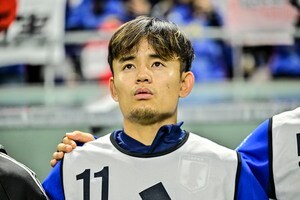 「瞬きかわいすぎ」「すごい寄ってくれてる」日本代表MF久保建英がキックオフ前にホットドリンクで一息つくシーンにファン注目！「見ているだけでホッとするw」などの声の画像