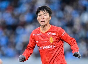 「めちゃんこ綺麗」「さすが女優さん」J1名古屋MF椎橋慧也の“噂の新婚美人女優妻”のセレモニー出席シーンが話題！「奥さん美人すぎだろ」「顔似てませんか?」などの声の画像