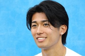 ｢ダサさをイケメンでカバー｣中村敬斗の新天地“ダサセーター”姿に大反響！｢かわいい｣｢素敵｣｢リヨンでも着せられてる｣悪夢から復活の極上スマイルも披露の画像