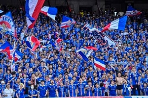 「センス良すぎやろ」横浜FMが「トリコロールパラソル」をモチーフにしたユニフォームを発表！「普通にこのユニだけ欲しい」とファン称賛のデザインの画像