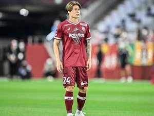 「動きがツボる」神戸MF山口蛍の“華麗なスルー”とハイタッチを待つキッズに紛れ込む“お茶目”なDF酒井高徳が話題！ファンからは「高徳さんのこういうところ好き」の声の画像