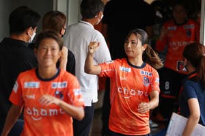 「汗びっしょり雨びっしょりでスーツに抱きつくのは止めようか」鮫島彩が熊谷紗希との「なでしこジャパン仲良しは2ショット」を公開も、まさかの状況に笑顔で困惑！ ファンも「クマに襲われる鮫（笑）」と好反応の画像