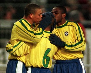 「悪魔の左足」と「元祖ロナウド」が再会! ブラジル代表レジェンドの2ショットが「12万いいね」の大反響の画像