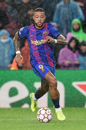 「バルセロナに今季加入」のオランダ代表FWがナポリ移籍か…ここまで「ニア天井ぶち抜き弾」などチームトップの8ゴールを記録!【動画】の画像