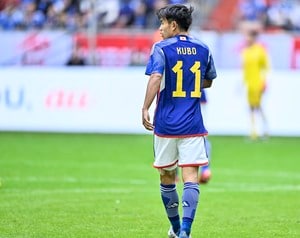 レアル・ソシエダが公開した久保建英の「懐かしの映画ポスター」に「何これw」「雑コラすぎるって」！ ユニフォームにスーツを着た2人に“5000超えのいいね”の画像