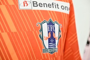 「アオアシコラボ羨ましい…！」J3優勝の愛媛FCへ贈った『アオアシ』作者・小林有吾氏の描き下ろし祝福イラストが話題！「どんだけ愛媛FC愛なの？」「商品化希望！」の声の画像