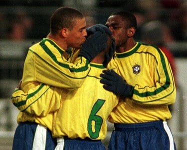 悪魔の左足」と「元祖ロナウド」が再会! ブラジル代表レジェンドの2