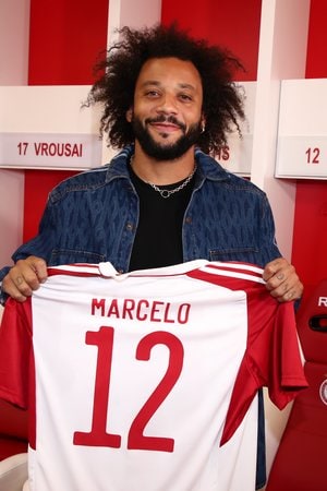 「嬉しくて涙が出た」サッカー元ブラジル代表・マルセロと息子が発煙筒と大歓声に包まれ、オリンピアコス熱狂的デビュー！ 新ユニフォーム姿でサポーターにお披露目！の画像