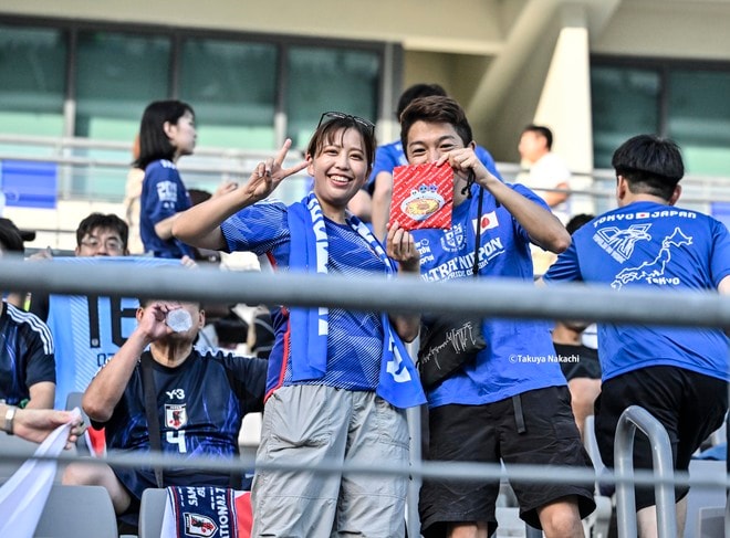 【サポーターアルバム】サッカー日本代表の中国戦完封勝利を支えたサポーター写真63枚！ 韓国・龍仁に駆け付けた現地観客席ショット「日本代表ー中国代表」の画像061