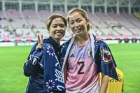 これが本物のユニフォーム女子!?｢二人とも冨安ユニや！｣｢尊い｣なでしこジャパンの“仲良しコンビ”が日本代表を現地ダラススタジアムで応援！｢代表への愛を感じる｣