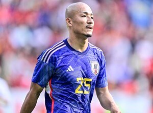 「風貌が厳つすぎる」前田大然のカタール入り時の「サングラス姿」にファンの視線集中！ 夜間の到着などの状況もあって、「強面すぎる」など多くの声集まるの画像