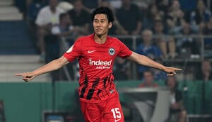 フランクフルトのサッカー日本代表・鎌田大地が今季初公式戦で本職ではないボランチ起用も｢2ゴール発進｣！ ｢FWより決定力ある｣と話題の活躍で、マクデブルク・伊藤達哉との日本人対決でフランクフルトの勝利に貢献！【動画】の画像