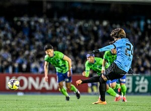 「可愛すぎる」「天使やん」J1公式戦を観戦した「NHK朝ドラ女優の紫グッズ着用姿」が大反響！ ギャルピースも披露するなど勝利満喫の様子を公開の画像