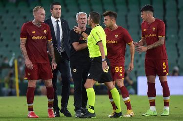親善試合で退場者続出 モウリーニョ監督も退場処分 大荒れローマ対ベティスの 異常事態 サッカー批評web 親善試合で退場者続出 モウリーニョ監督も退場処分 大荒れローマ対ベティスの 異常事態 サッカー批評web