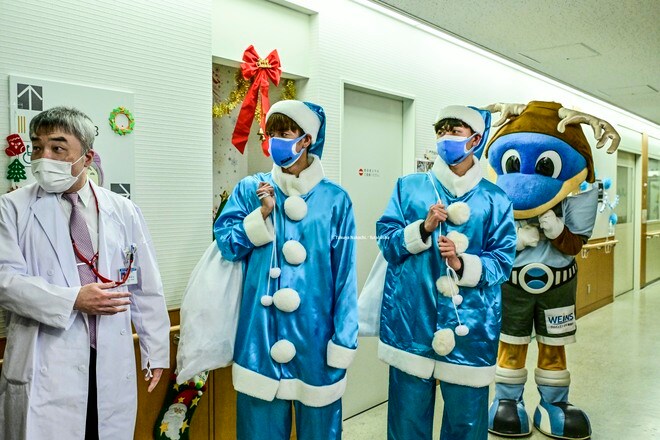 J1川崎の2選手が“ブルーサンタとして市内病院を訪問! 子どもたちと触れ合い、「与えるパワーは自分の活躍次第でどんどんデカいものになる」と飛躍期すの画像