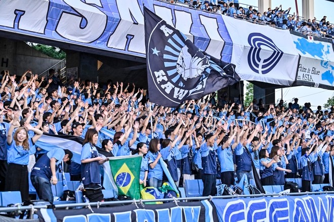 【サポーターアルバム】平日ナイターの試合前から駆け付けた川崎フロンターレのサポーター写真84枚！ 夕日に照らされながらの等々力ショット「川崎フロンターレー横浜FC」の画像046