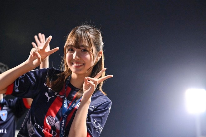 「超絶可愛い」「反則級の!?可愛さ…」J1昇格クラブのスタジアムMCを務める「人気女優の制服でのボールひざ乗せショット」が大反響！ グラビアにも挑戦するなど多彩な活躍を披露中 の画像004