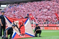 ｢綺麗でした｣｢毎回ゾクゾクする｣王者鹿島の2026ホーム開幕｢鹿島一心｣ビッグフラッグ掲出シーン映像が壮大で美しい！｢真正面からなんて、素晴らし過ぎる!!｣