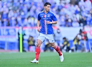 「綺麗な奥様」「美男美女」横浜FMのイケメンDFが昨季結婚したモデル妻らとの家族ショット公開！ ペアルックの服装で並んだ夫婦写真の画像