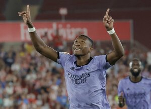 ｢なんて選手だ｣!! ダビド・アラバの｢スーパーFKが炸裂｣!! レアル・マドリードを開幕戦逆転勝利に導くファーストタッチでの｢ゴラッソFK弾｣【動画】の画像