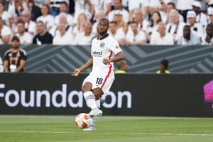 サッカー日本代表・鎌田大地＆長谷部誠のチームメイトによる｢試し斬り｣が反響! 巻藁の両断にファンから｢Sensei｣の声が挙がるの画像