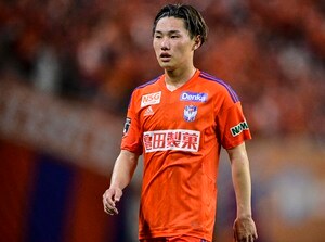 「実写版コナンＴ!! 買うしかねぇぇえ」新潟MF三戸舜介の“短パン盛装”ベストヤング賞受賞記念Tシャツがまさかの販売！「お孫(子)さんですか？とか聞かれそうw」の声の画像