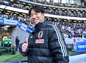 「なまはげ？っぽいお祭り??」マジョルカFW浅野拓磨が“悪魔サポ”に取り囲まれた現地ショットが話題！「私も混ぜてくれ」「サポーターカッコよすぎ」などの声の画像