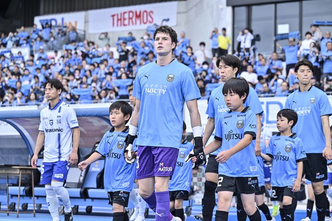 【サポーターアルバム(3)】G大阪戦での観客席＆入場時の川崎フロンターレのサポーター写真77枚！選手と手をつないだ子どもたちなど現地写真「川崎フロンターレーガンバ大阪(3)」の画像002