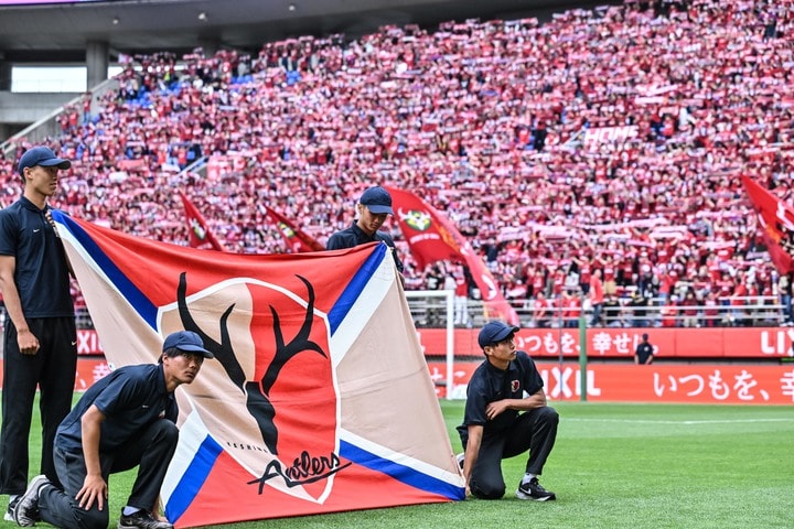 ｢綺麗でした｣｢毎回ゾクゾクする｣王者鹿島の2026ホーム開幕｢鹿島一心｣ビッグフラッグ掲出シーン映像が壮大で美しい！｢真正面からなんて、素晴らし過ぎる!!｣ 