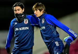 「純也可愛すぎんか」リーグ・アン公式が製作したクリスマス“ダサセーター”姿の伊東純也＆南野拓実が話題！「特別ダサいセーター着させられてません？」との声の画像