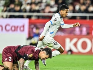 川崎・マルシーニョが監督・チーム全員に謝罪したうえで神戸相手に禊のゴール決める……試合前の応援に、「サポーターの方は気にして、自分のチャントを歌ってくれた」の画像