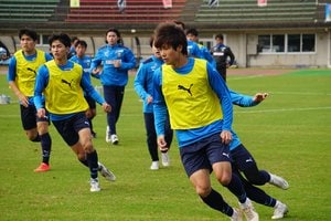 【毎日レポート! 川崎フロンターレ沖縄合宿】「トオヤ（名願斗哉）、行けよ！」車屋紳太郎がピッチで叫んだワケ。谷口彰悟が抜けた最終ラインで増す責任感の画像