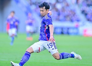 「鞄に忍ばせていったのって、これ？」日本代表DF森下龍矢がポーランドでもサービス精神全開！「めっちゃ営業スマイルの寿司店広告みたいよ」「色々とやらされていて楽しい」などの声の画像